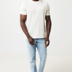 Homme en t-shirt blanc et jean clair