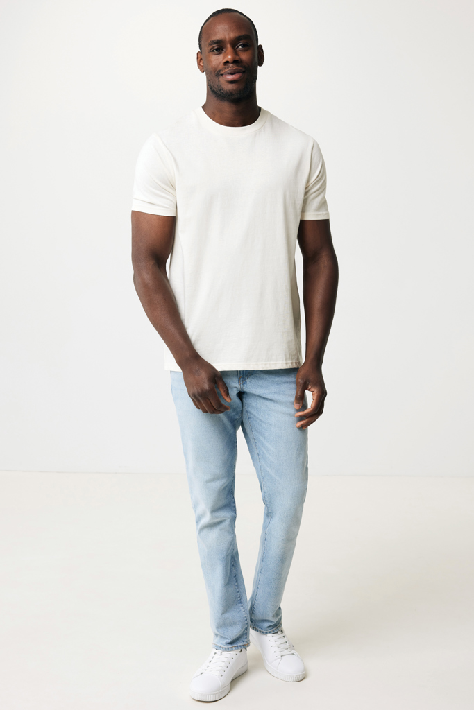 Homme en t-shirt blanc et jean clair