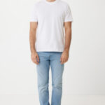 Homme en t-shirt blanc et jean clair