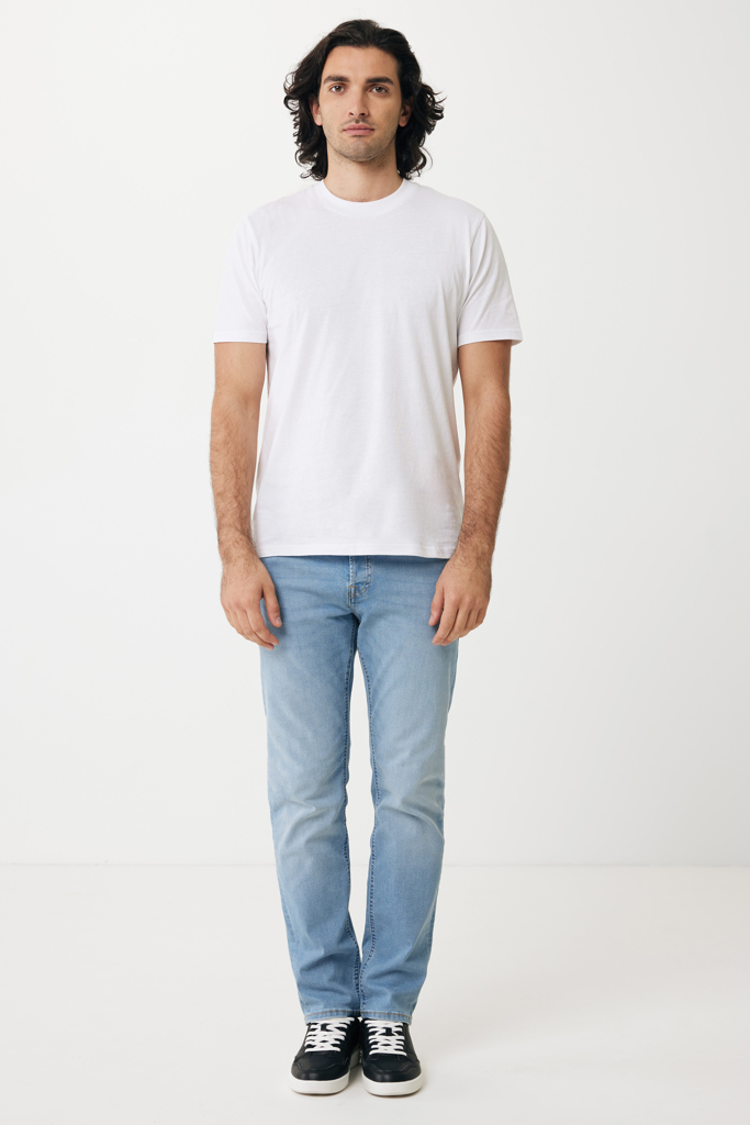 Homme en t-shirt blanc et jean clair