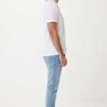 Homme de profil en t-shirt blanc jean clair