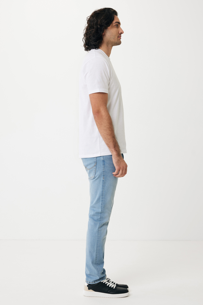 Homme de profil en t-shirt blanc jean clair