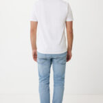 Homme de dos en t-shirt blanc et jean