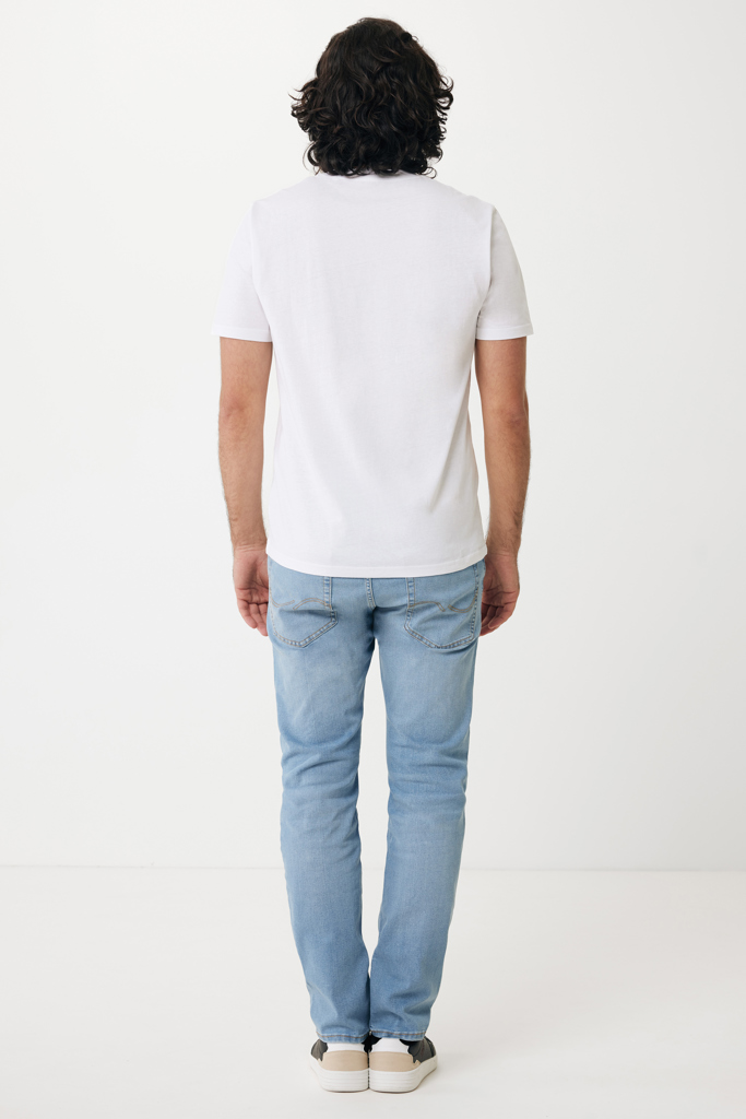 Homme de dos en t-shirt blanc et jean