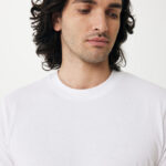Homme aux cheveux mi-longs en t-shirt blanc