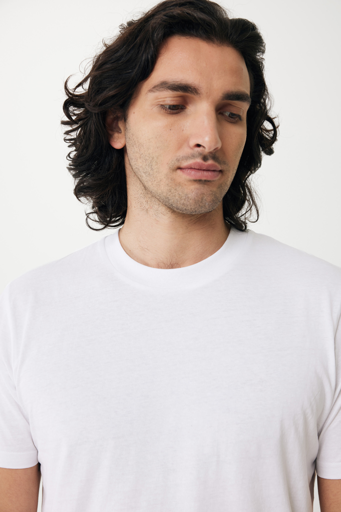 Homme aux cheveux mi-longs en t-shirt blanc