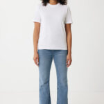 Femme portant t-shirt blanc et jean bleu