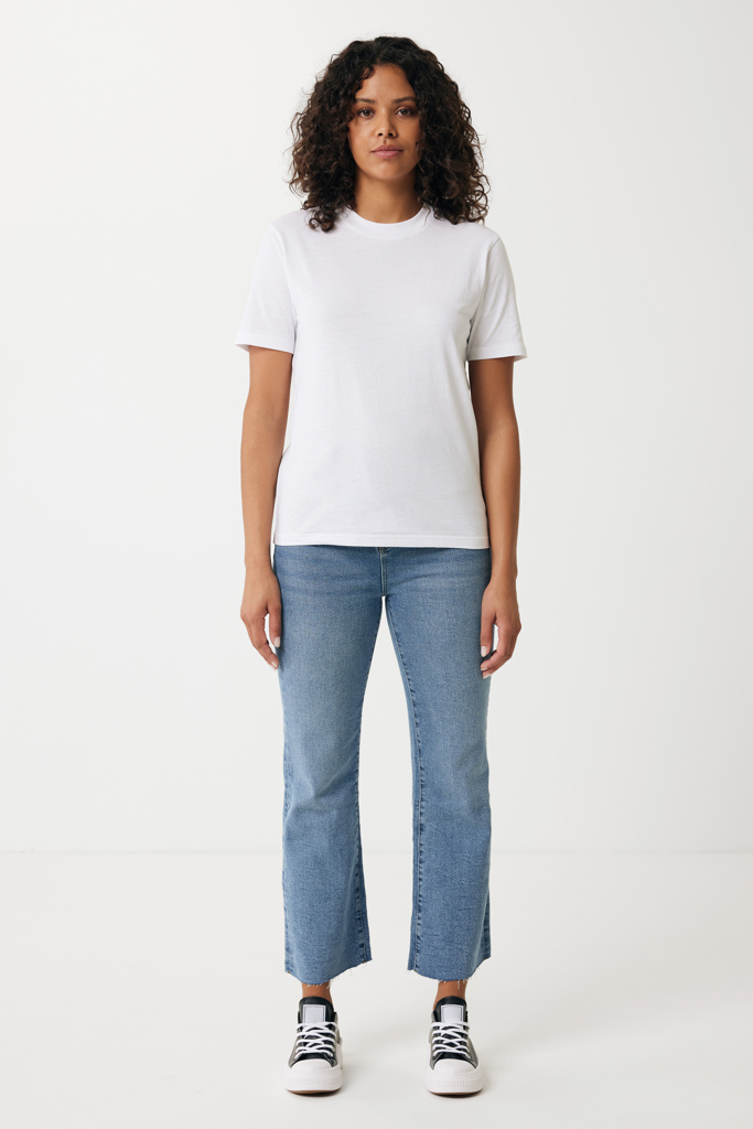 Femme portant t-shirt blanc et jean bleu