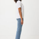 Femme de profil en t-shirt blanc et jean