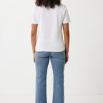 Femme de dos en t-shirt blanc et jean