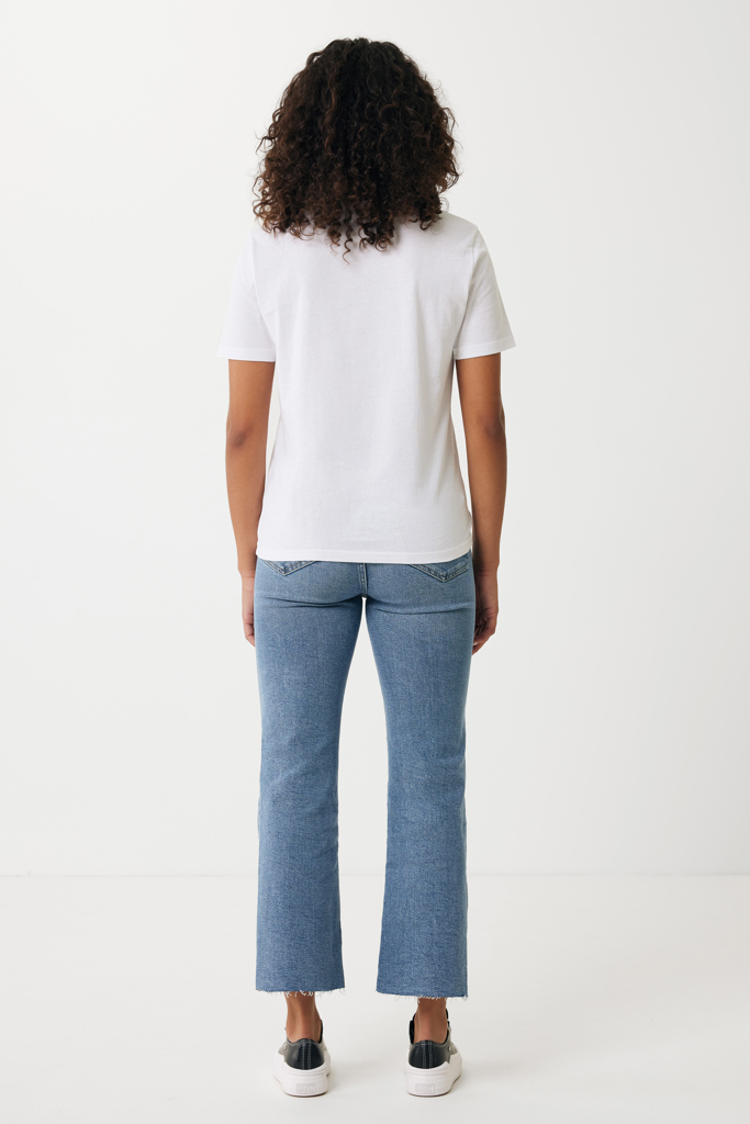 Femme de dos en t-shirt blanc et jean