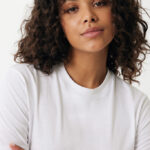 Portrait de femme aux cheveux bouclés en t-shirt blanc