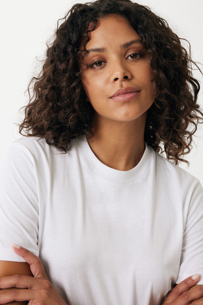 Portrait de femme aux cheveux bouclés en t-shirt blanc