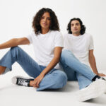 Deux jeunes adultes en t-shirts blancs et jeans