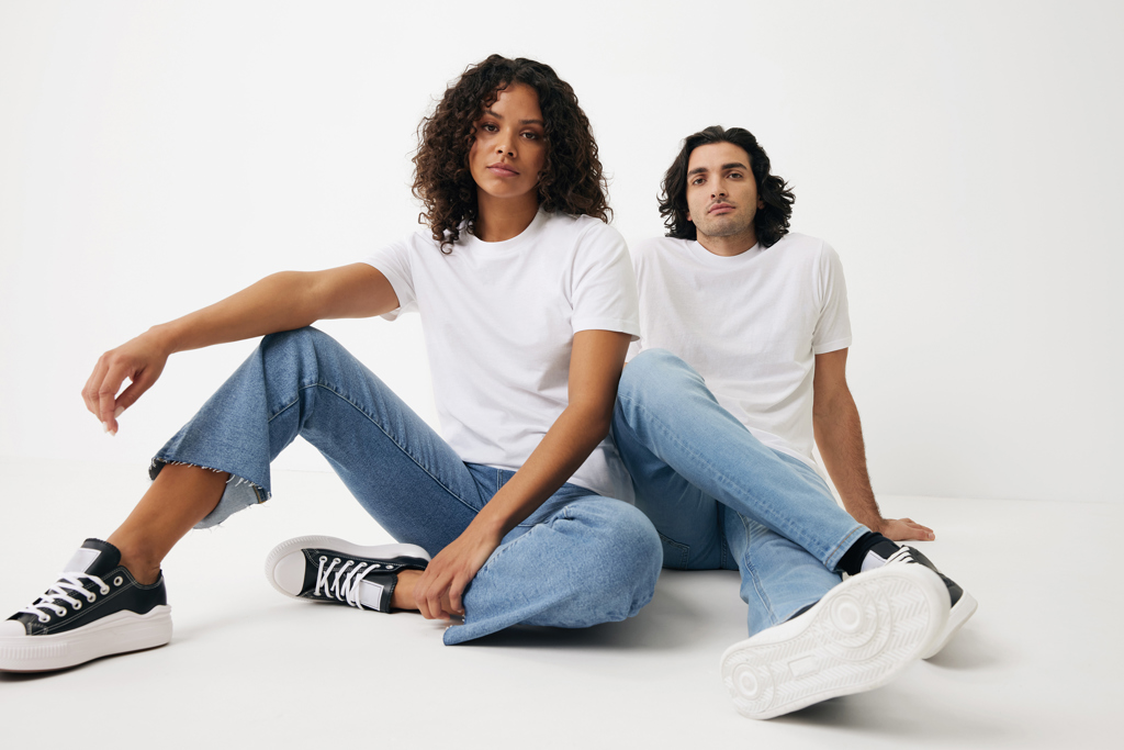 Deux jeunes adultes en t-shirts blancs et jeans