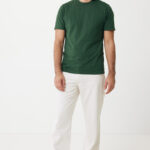 Homme en t-shirt vert et pantalon blanc