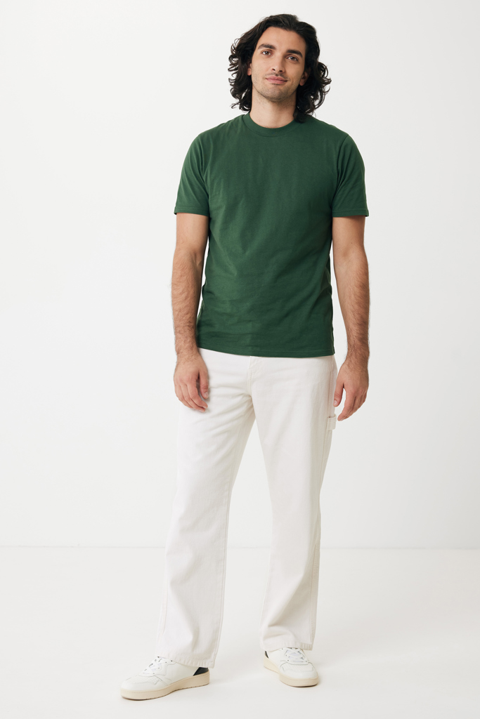 Homme en t-shirt vert et pantalon blanc