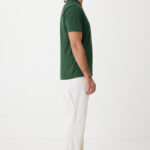 Homme en profil portant t-shirt vert et pantalon blanc