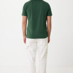 Homme de dos en t-shirt vert et pantalon blanc