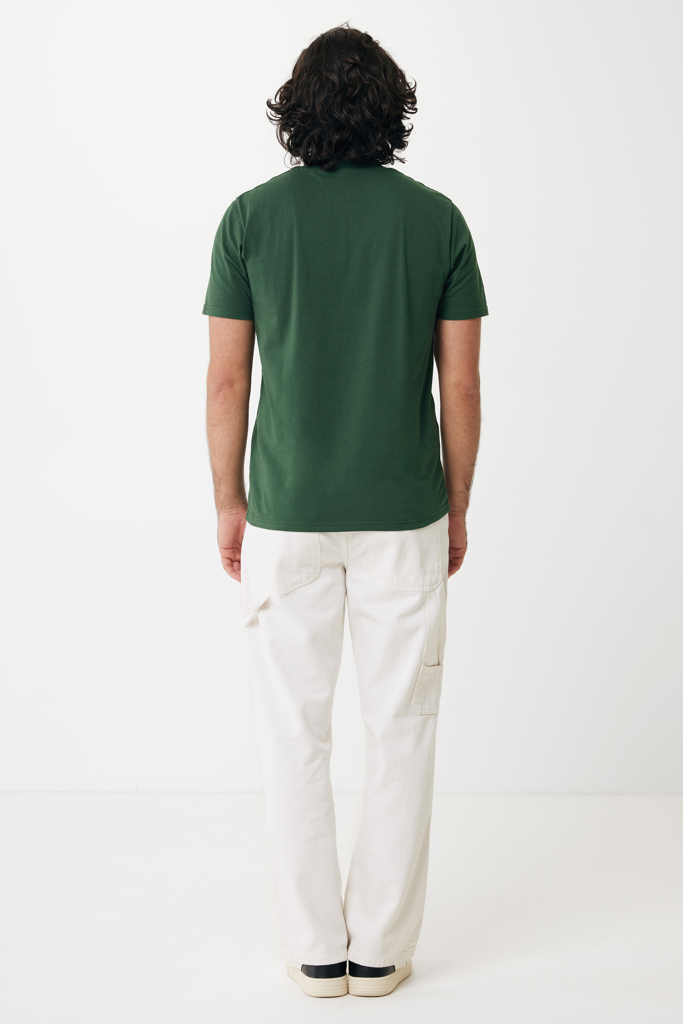 Homme de dos en t-shirt vert et pantalon blanc