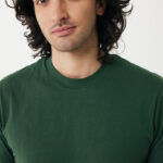 Homme aux cheveux mi-longs portant t-shirt vert