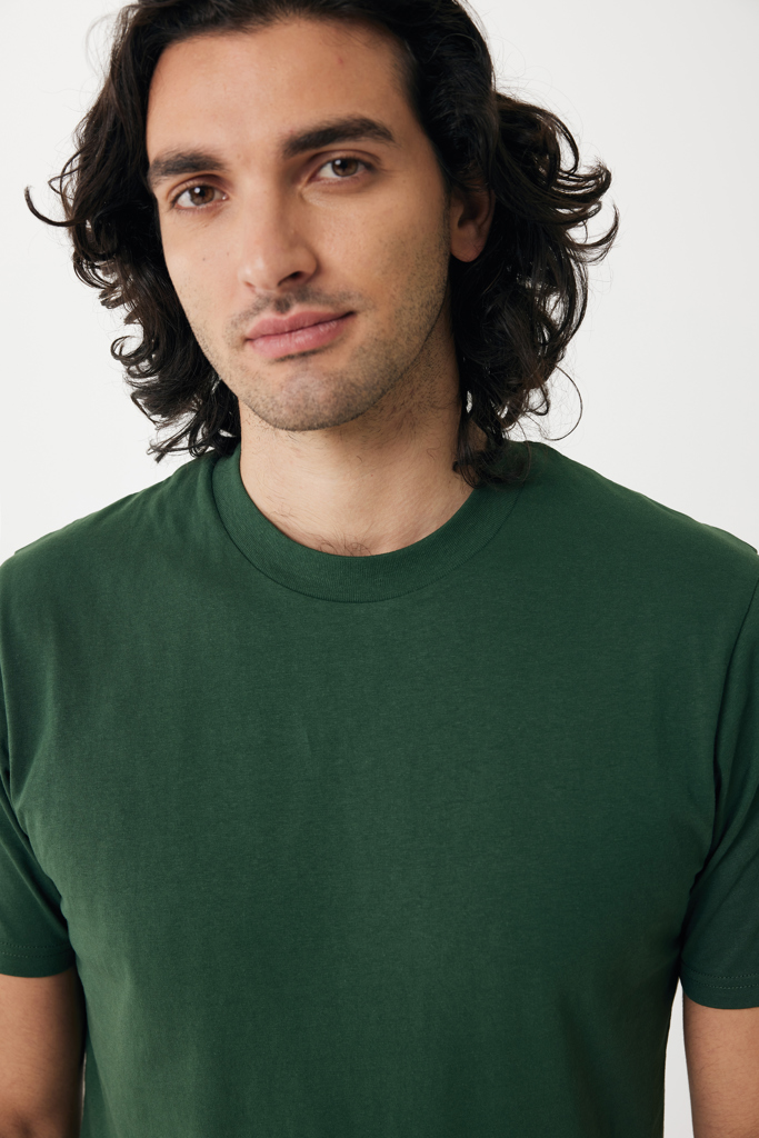 Homme aux cheveux mi-longs portant t-shirt vert