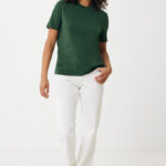 Femme portant t-shirt vert et pantalon blanc