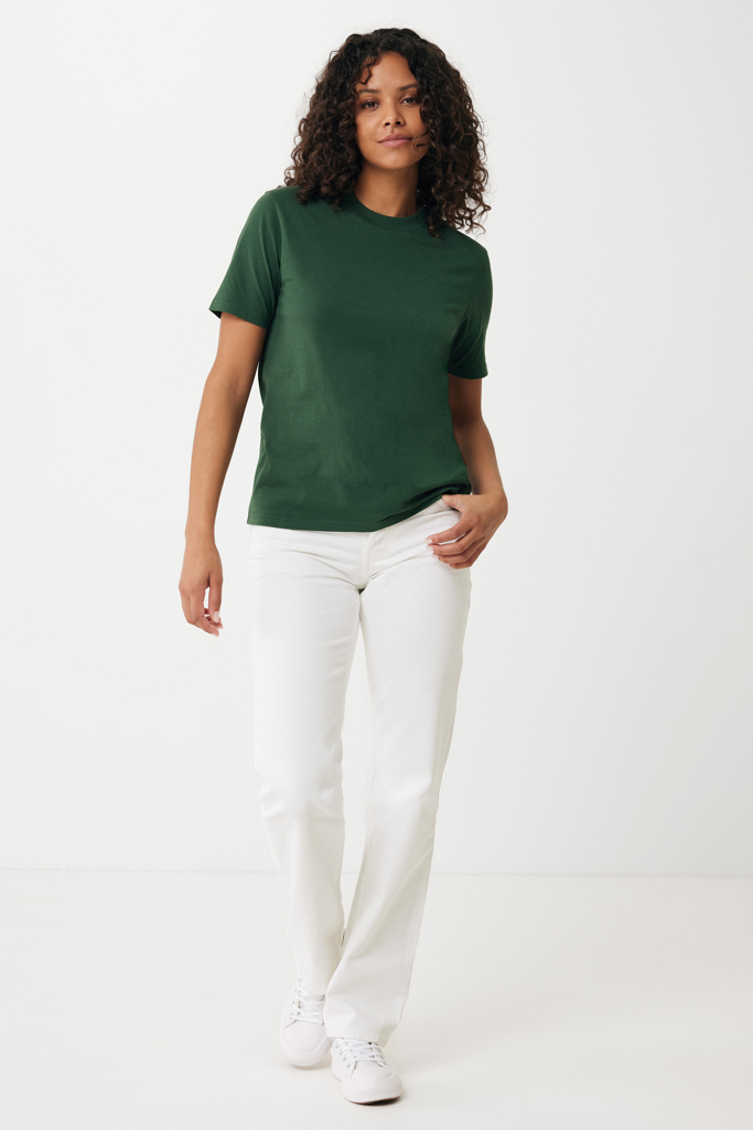 Femme portant t-shirt vert et pantalon blanc
