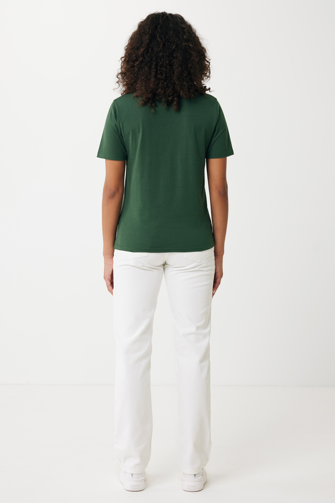 Femme de dos en t-shirt vert