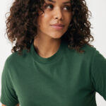 Femme aux cheveux bouclés en t-shirt vert