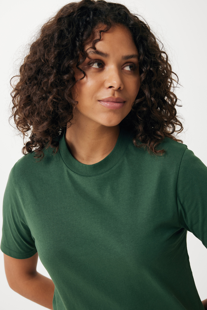 Femme aux cheveux bouclés en t-shirt vert