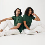 Homme et femme assis dos à dos
