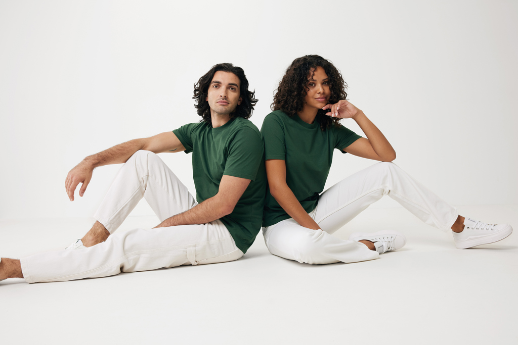 Homme et femme assis dos à dos