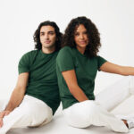 Homme et femme en t-shirts verts assortis