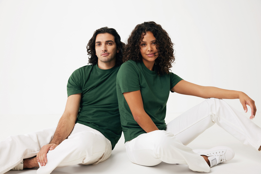 Homme et femme en t-shirts verts assortis