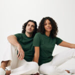 Couple assis en t-shirts verts et pantalons blancs