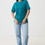 Femme en t-shirt vert et jean clair