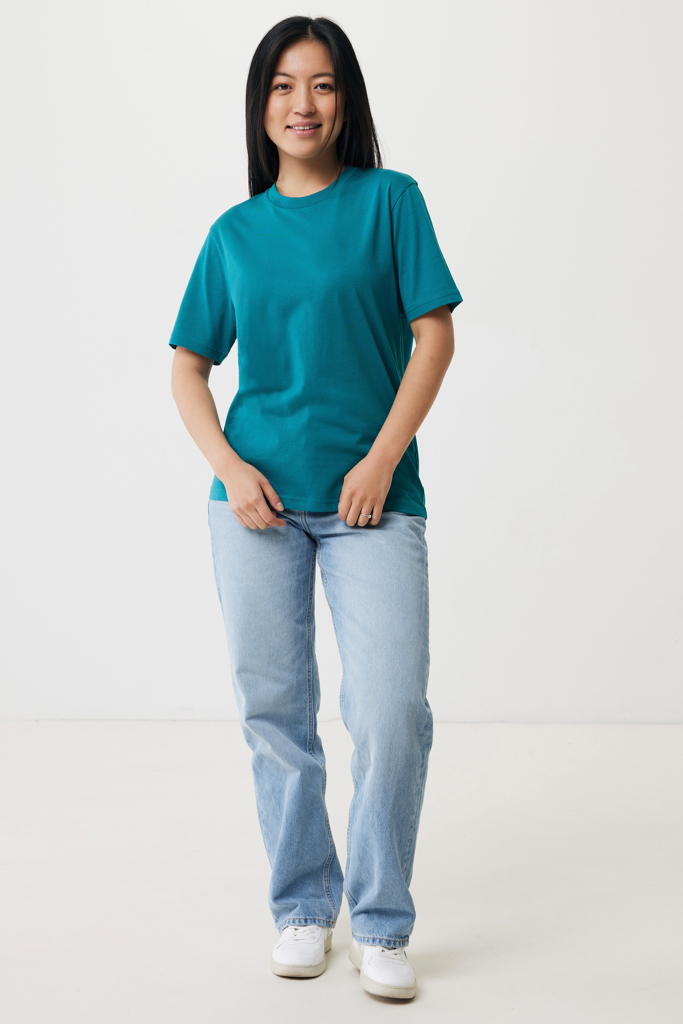 Femme en t-shirt vert et jean clair