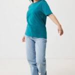 Femme marchant en t-shirt vert et jean clair