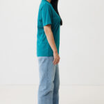Femme de profil en t-shirt vert et jean