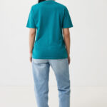 Personne de dos en t-shirt vert et jean