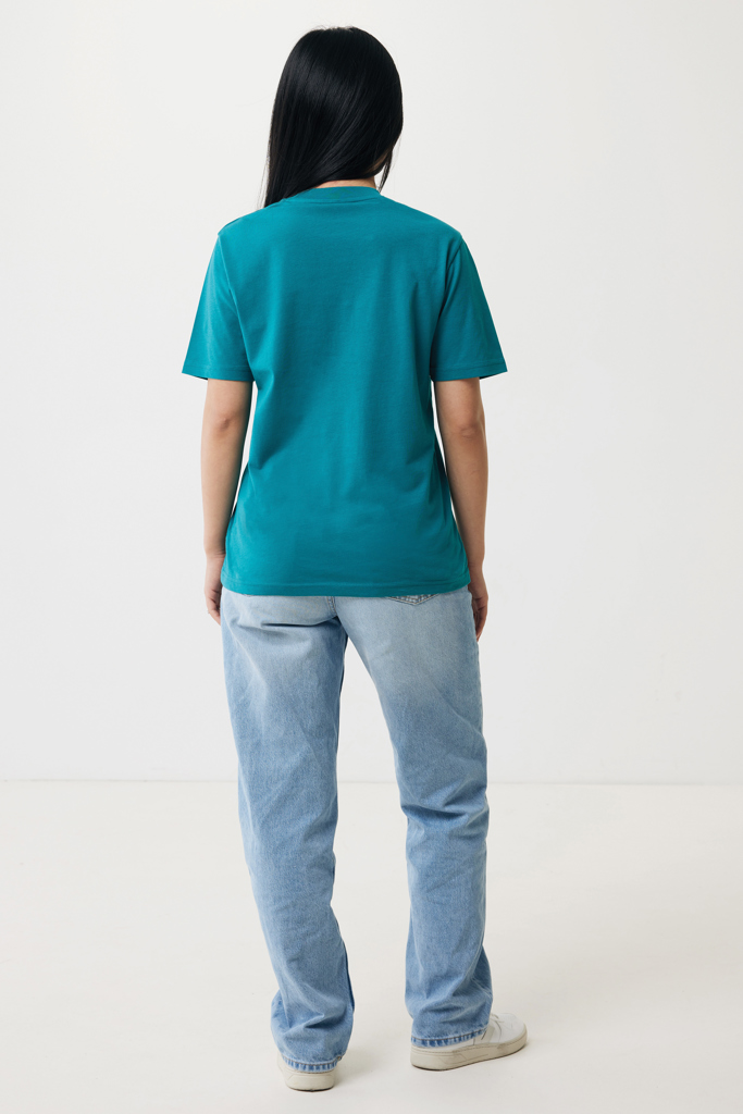 Personne de dos en t-shirt vert et jean