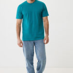 Homme portant t-shirt vert et jean clair