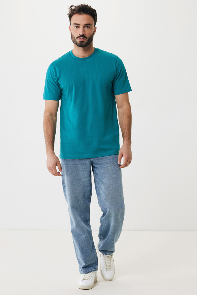 Homme portant t-shirt vert et jean clair