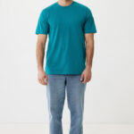 Homme en t-shirt vert et jean clair