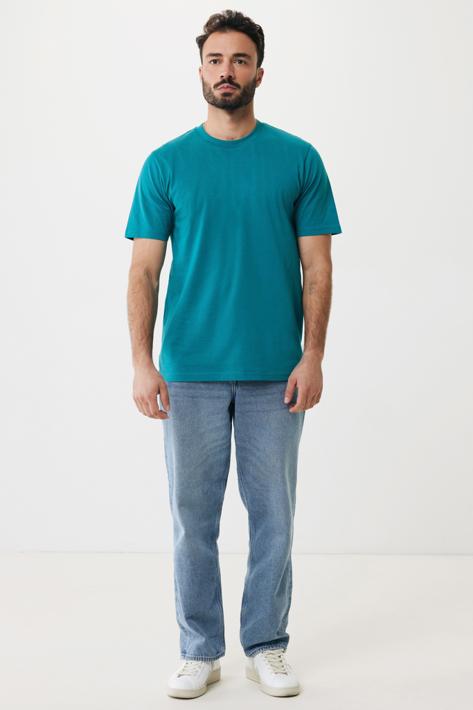 Homme en t-shirt vert et jean clair