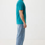 Homme de profil en t-shirt vert et jean