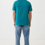 Homme de dos en t-shirt vert et jean