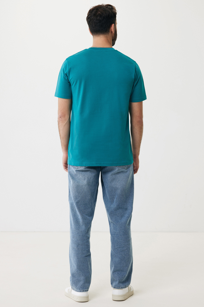 Homme de dos en t-shirt vert et jean