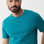 Homme barbu portant un t-shirt turquoise